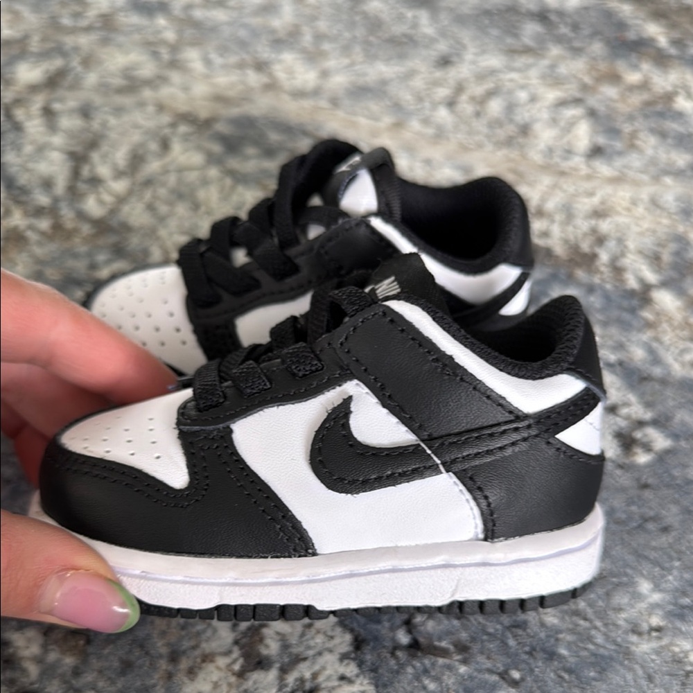 Nike Black and White Sneakers Low-Top Design